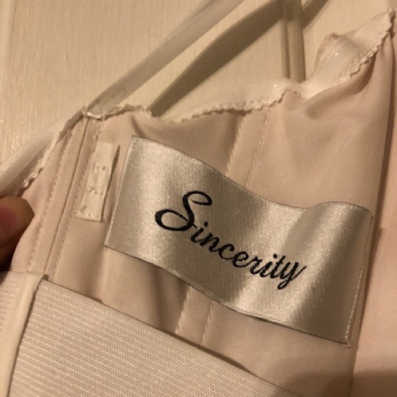 Never Worn Wedding Dress! - Picture 5 of 8